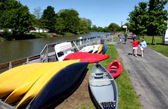 Image of canoes along the canalway trail